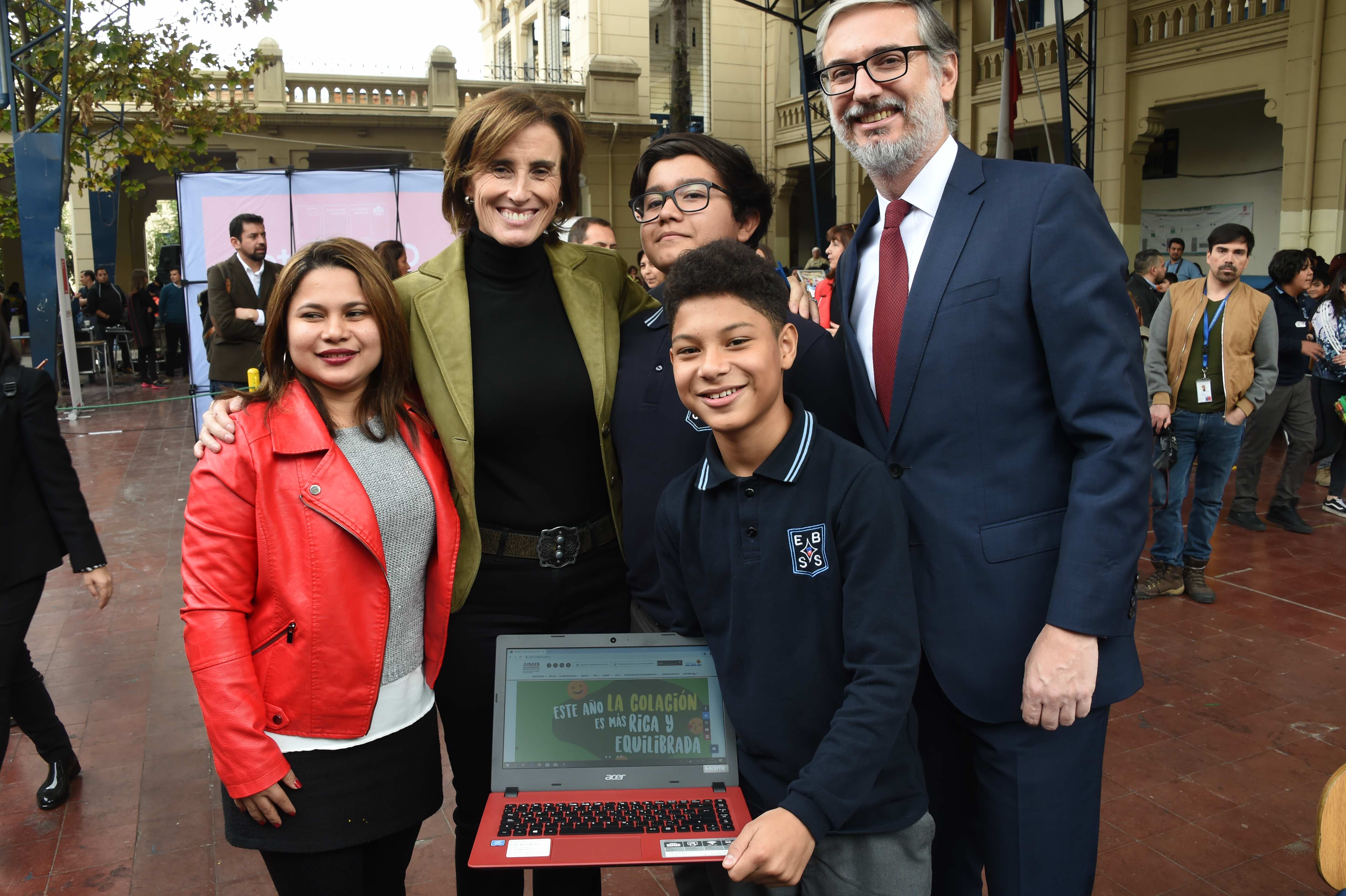 Mineduc entrega 130 mil notebooks con conexión a Internet