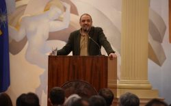 Ministro Ávila anuncia revisión al currículum escolar