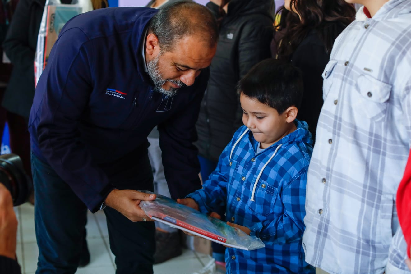 Ministro anuncia la entrega de más de 700 kit de útiles escolares