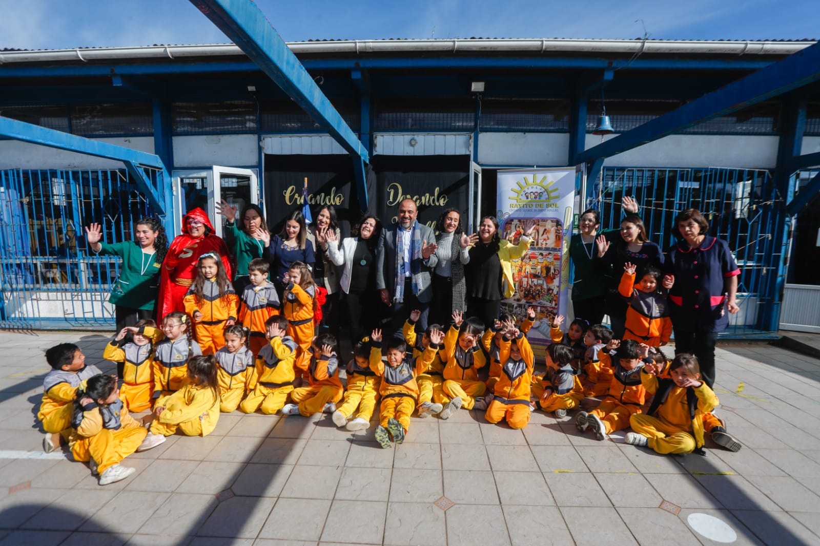 Ministro Ávila visita establecimientos educacionales en Valparaíso