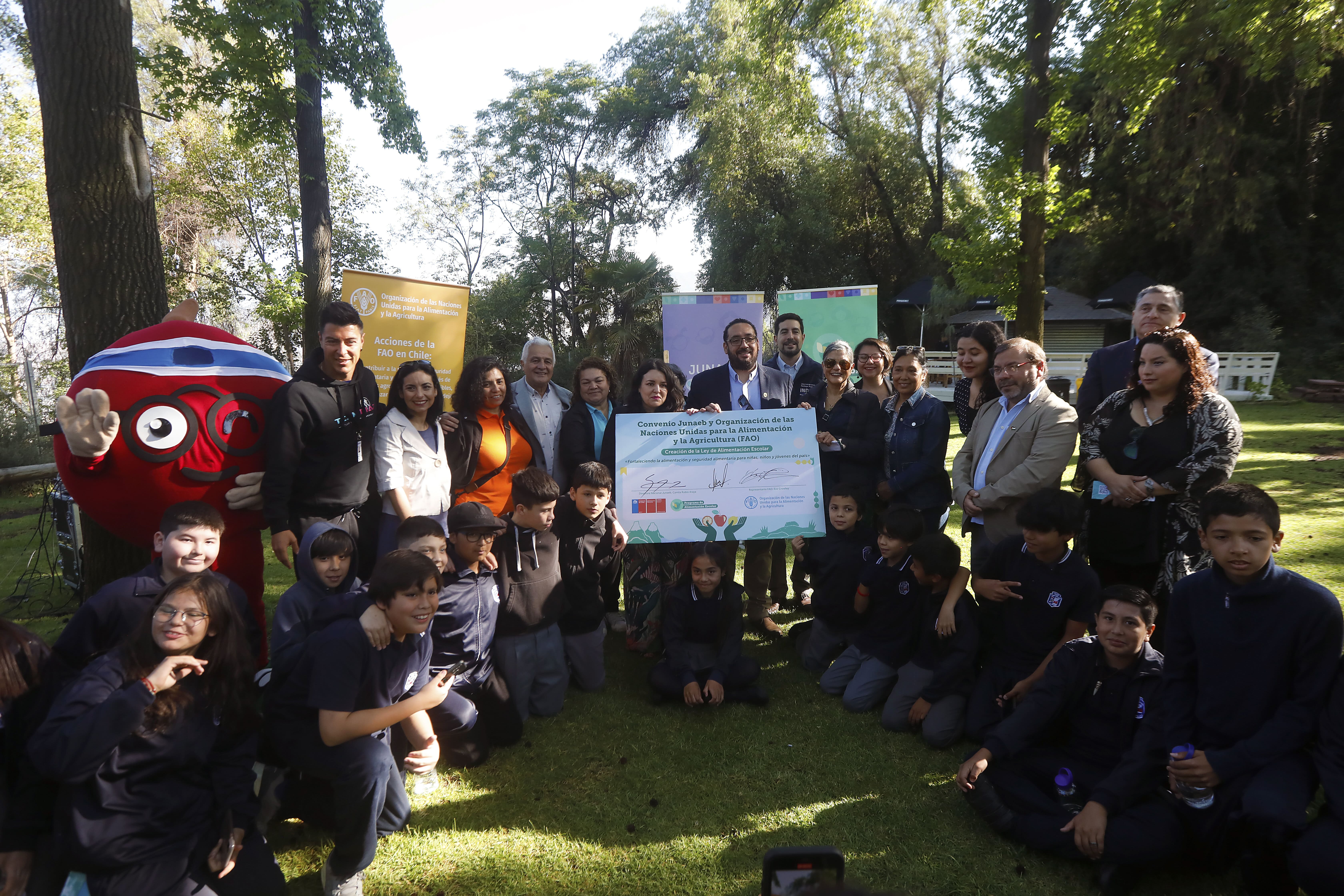 Firma de convenio por alimentación escolar