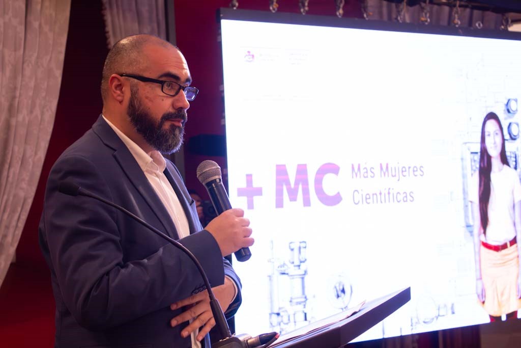 Más mujeres en carreras STEM