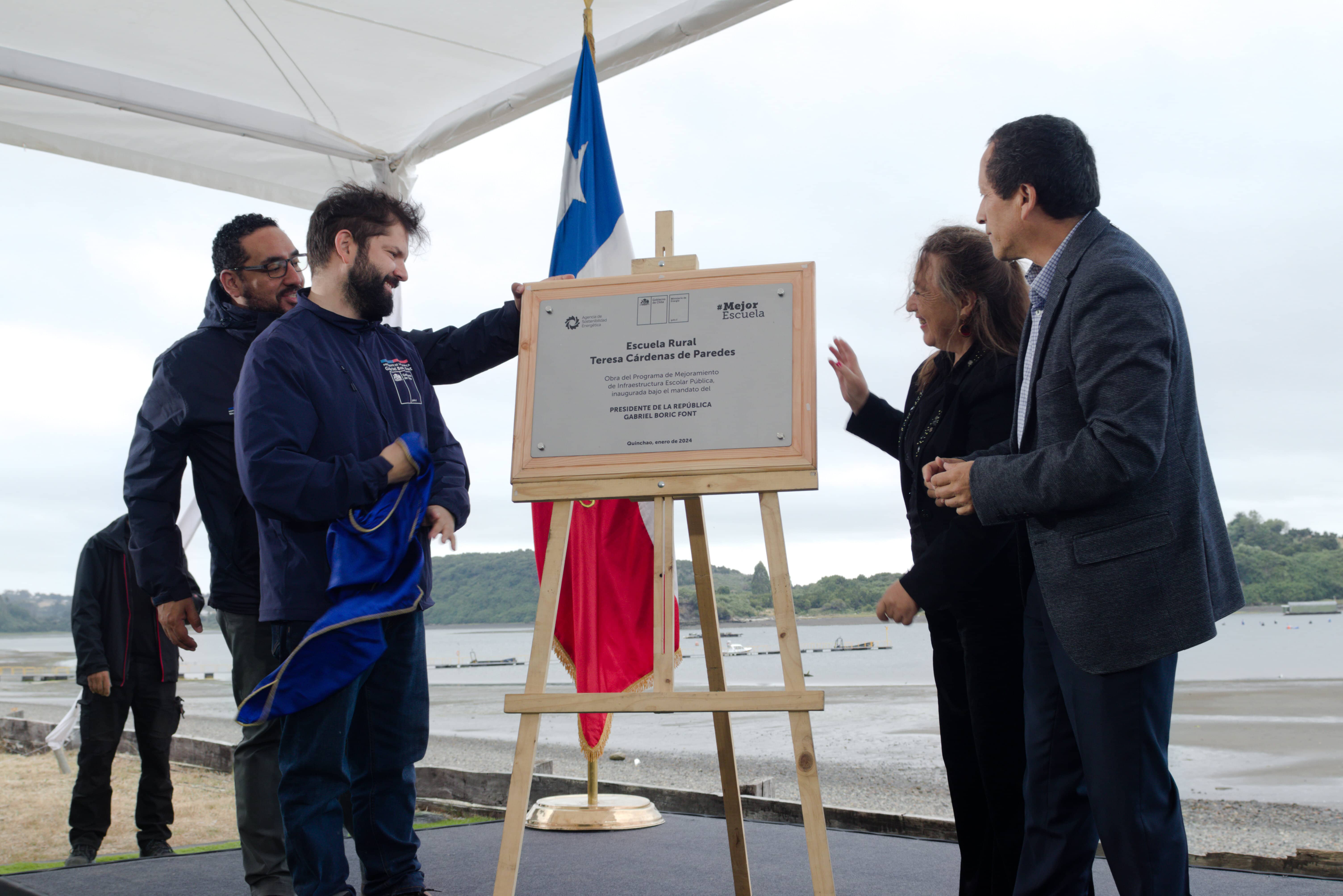El Presidente y el ministro en Quinchao, Chiloé