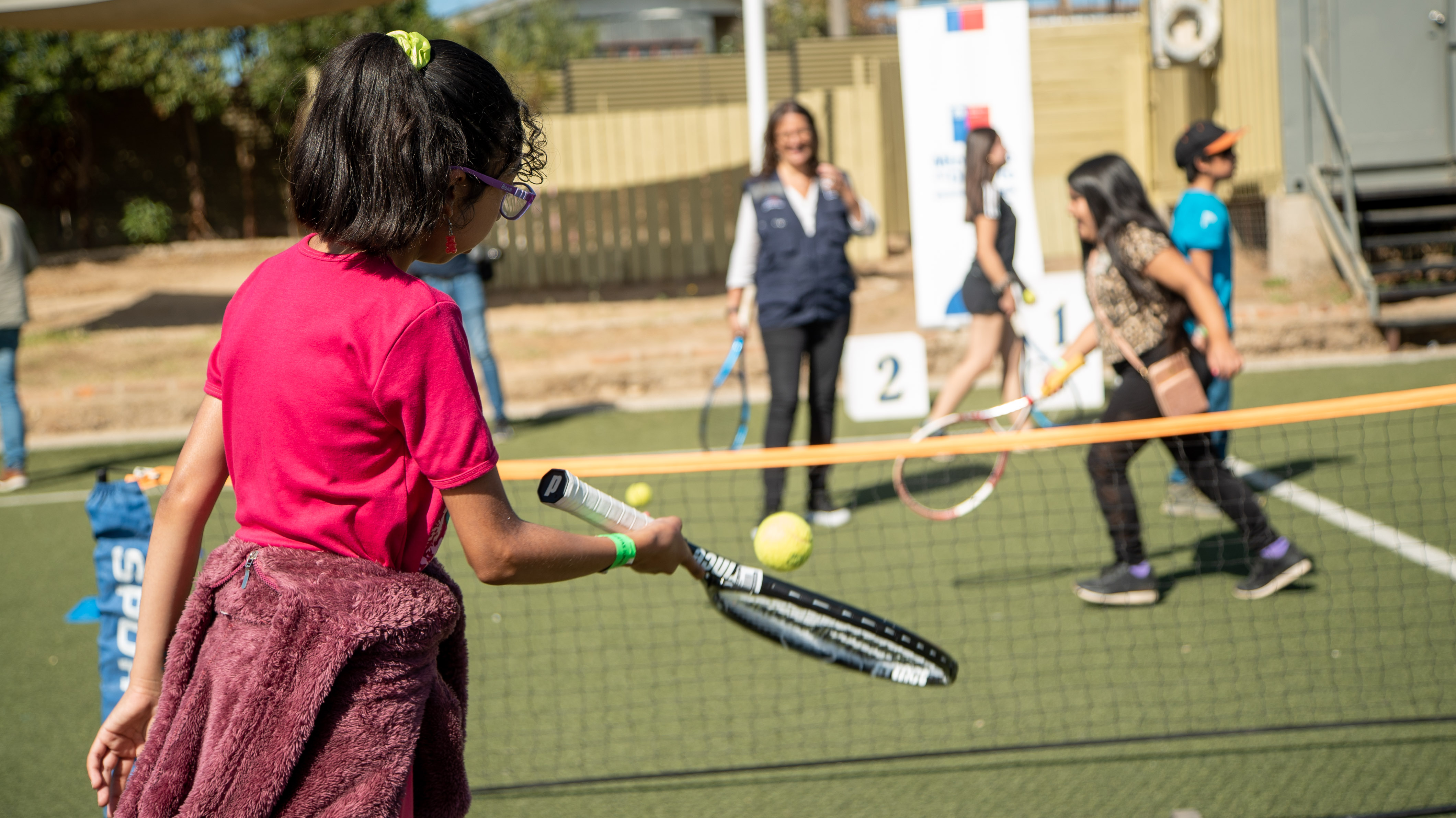 Práctica de tenis en “Escuelas Abiertas” 
