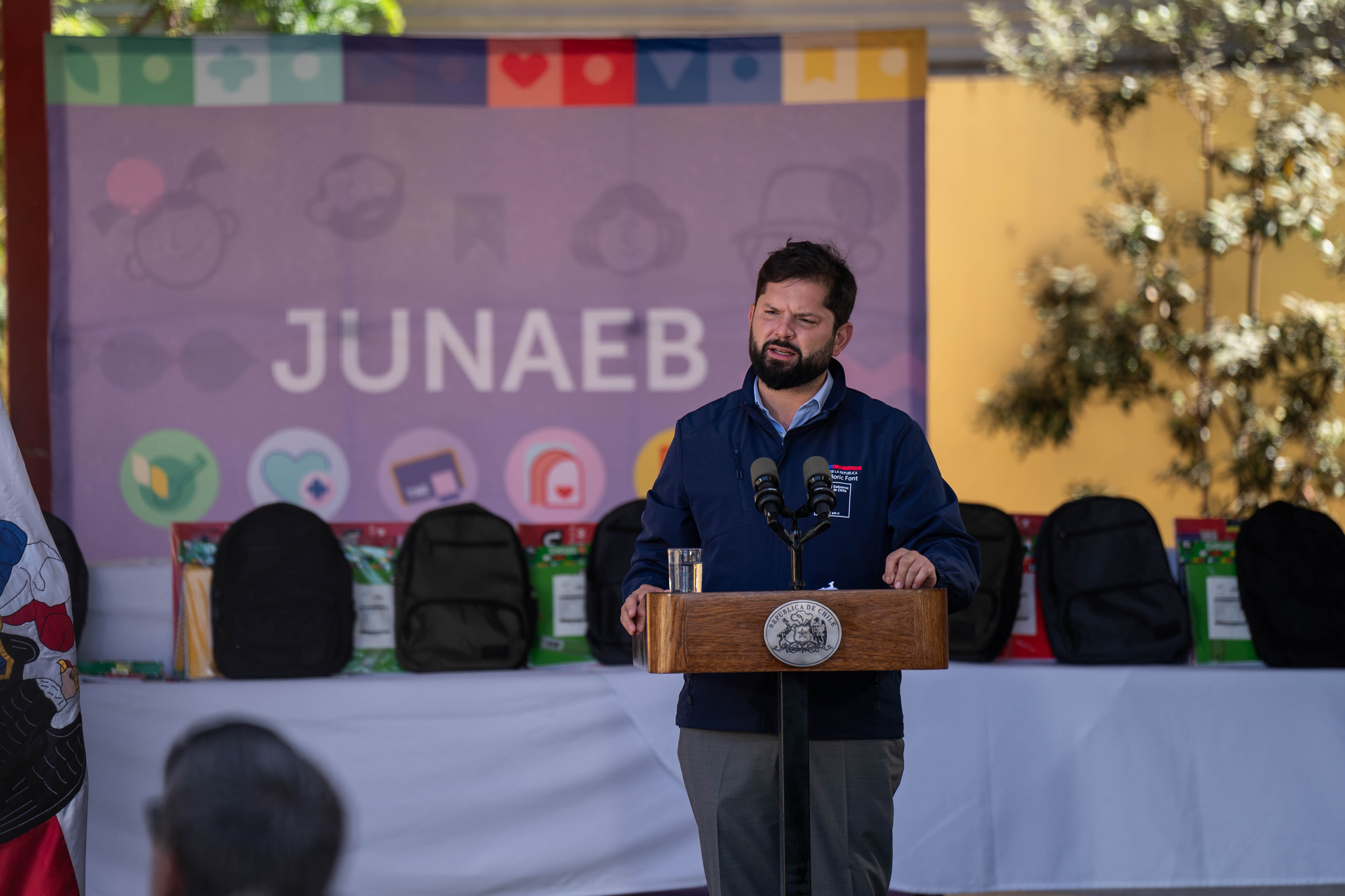 Entrega de útiles escolares a estudiantes afectados por los incendios