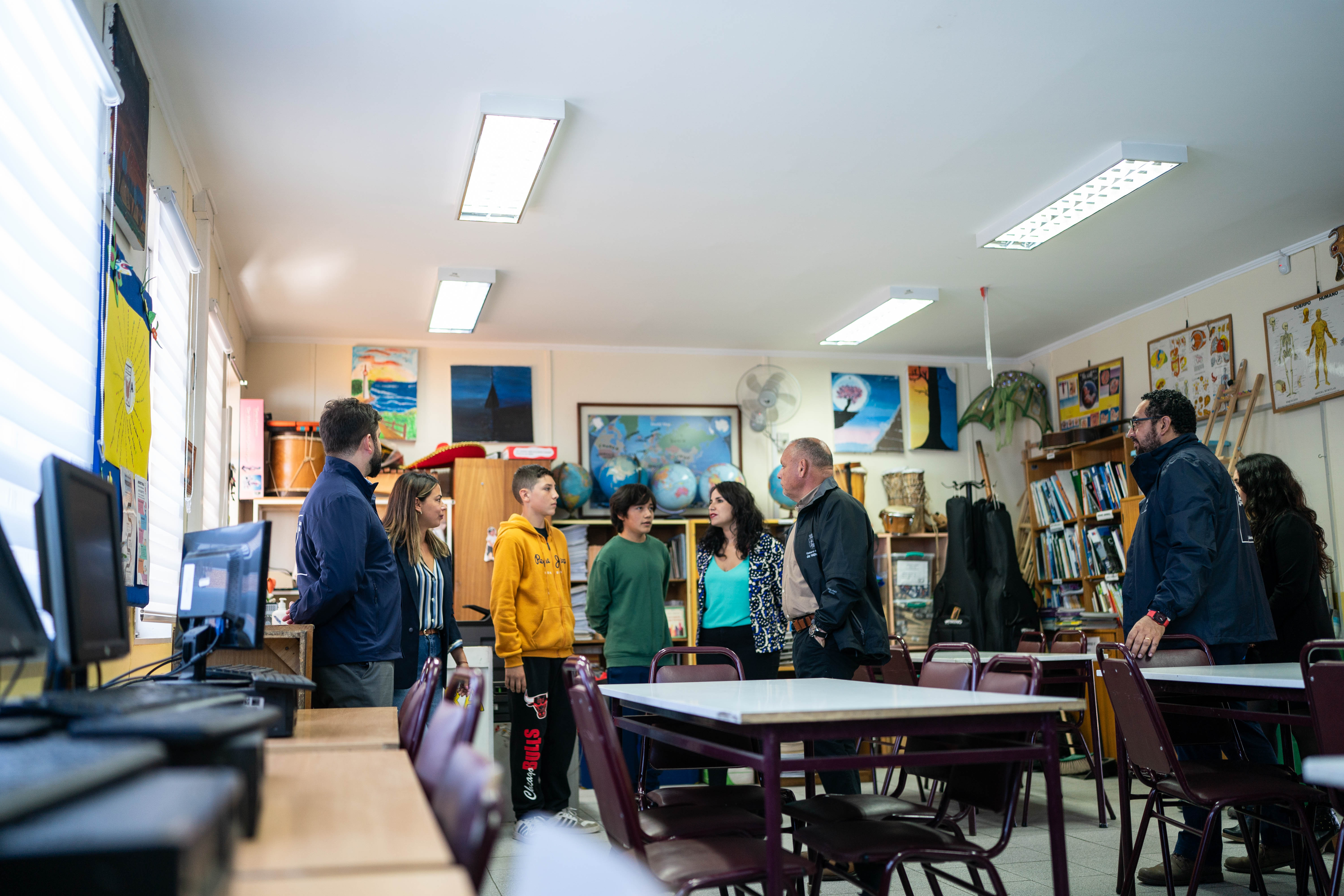 Entrega de útiles escolares a estudiantes afectados por los incendios