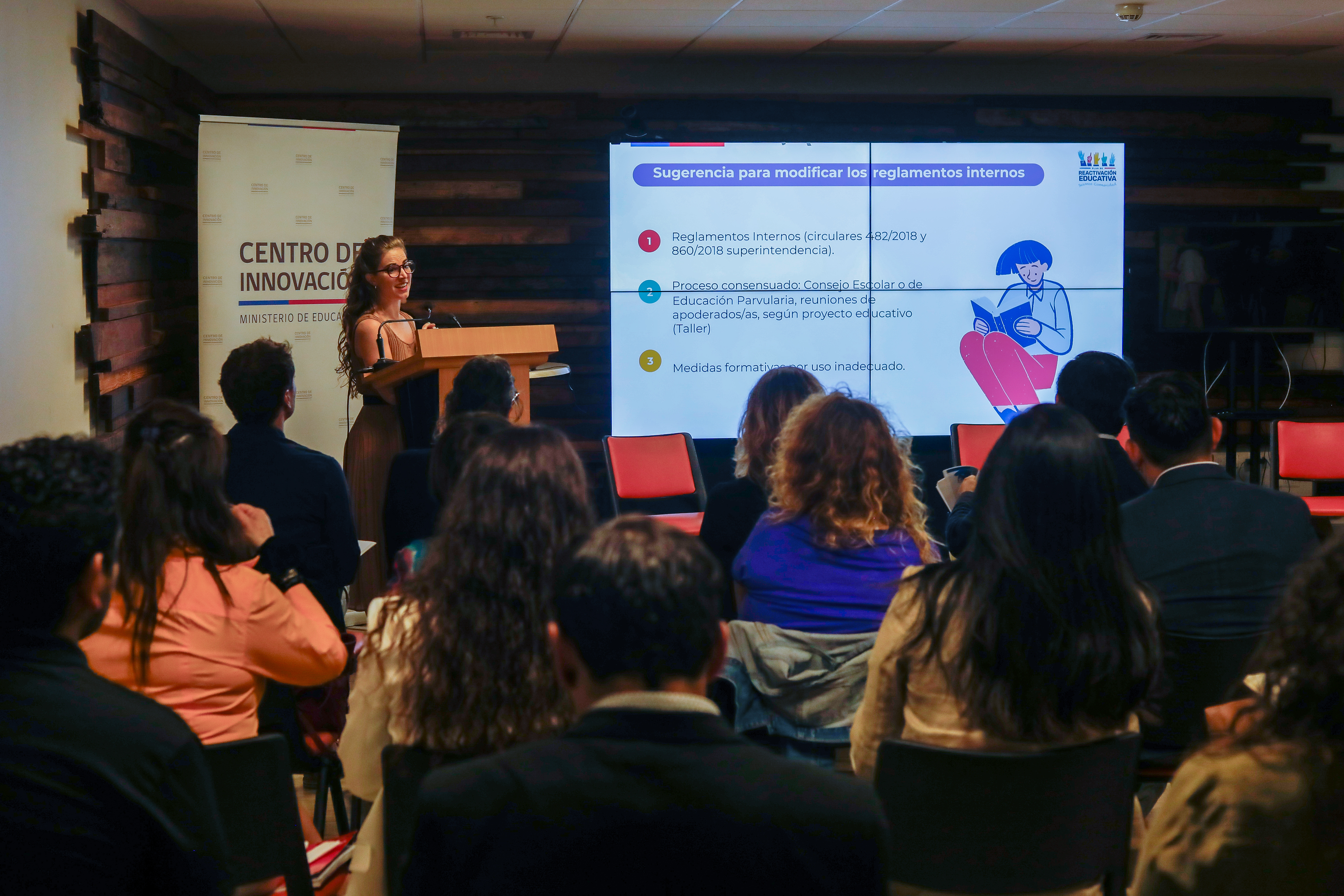 Presentación de orientaciones para el uso de celulares en salas de clase