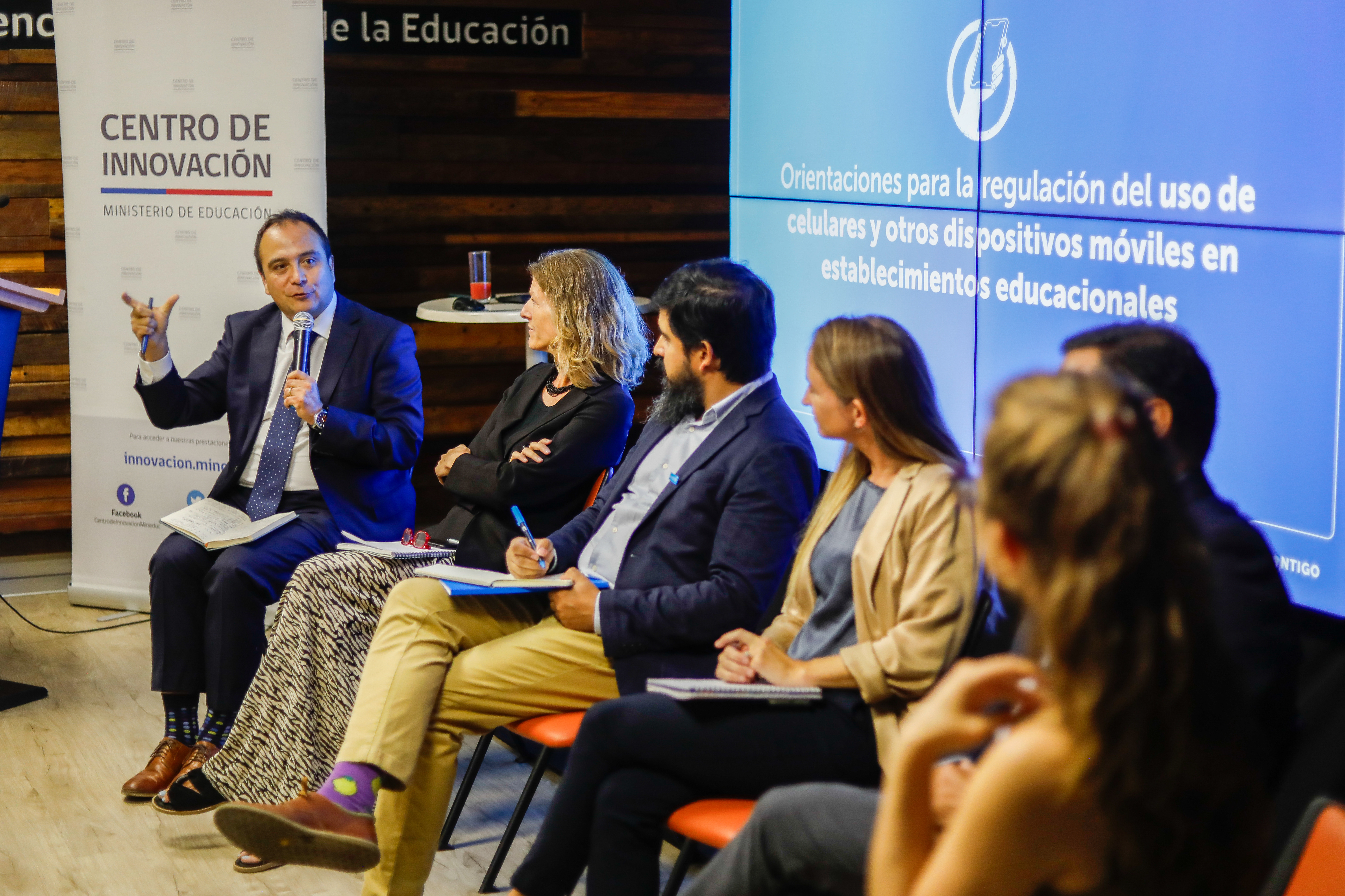 Presentación de orientaciones para el uso de celulares en salas de clase